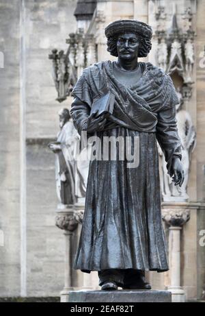 Statue des indischen Hindu-Reformers Raja Rammohun Roy vor Von Bristol City Hall auf College Green, starb, während 1833A Besuch in Bristol Stockfoto