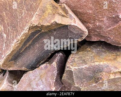 Hintergrund aus mehrfarbigen Steinen unterschiedlicher Form. Stockfoto