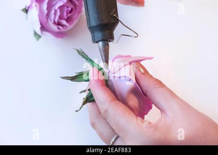 Schritt-für-Schritt Masterclass Workshop, Bastelführer, Draufsicht auf die Herstellung von Haarschmuck mit künstlichen Rosenblumen aus Schaum, EVA schwammiges Material, Schaum Stockfoto