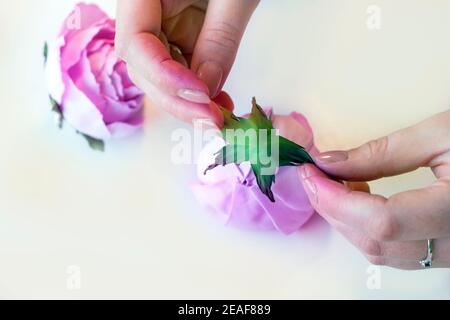 Schritt-für-Schritt Masterclass Workshop, Bastelführer, Draufsicht auf die Herstellung von Haarschmuck mit künstlichen Rosenblumen aus Schaum, EVA schwammiges Material, Schaum Stockfoto