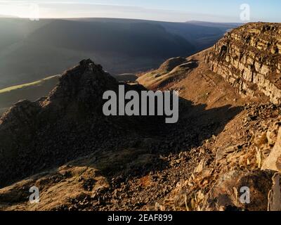 Alport Castles oberhalb von Alport Dale im Derbyshire High Peak Wo Mühlstein Körnung Schichten über Schiefer Schichten gebildet gerutscht haben Größter Erdrutsch in Großbritannien Stockfoto