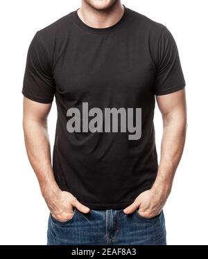 Junge fit Mann trägt blank schwarz Kurzarm Baumwolle T-Shirt. Vorlage auf weißem Hintergrund isoliert Stockfoto