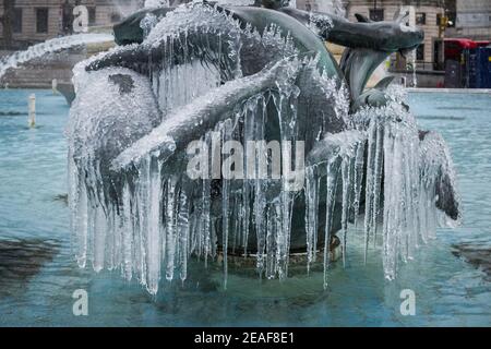 UK Wetter: Storm Darcy: Eiszapfen hängen an den Wasserfontäne Statuen im Trafalgar Square, London, UK. Stockfoto