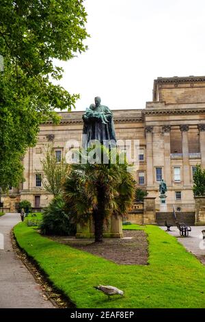 Statue von Canon Major Thomas Lester, von George Frampton, St. John's Garden St. George's Hall, Liverpool Park, England, Großbritannien Stockfoto