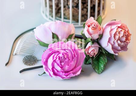 Schritt-für-Schritt Masterclass Workshop, Bastelführer, Draufsicht auf die Herstellung von Haarschmuck mit künstlichen Rosenblumen aus Schaum, EVA schwammiges Material, Schaum Stockfoto