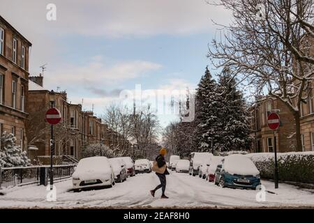 Glasgow, Schottland, Großbritannien. 9th. Februar 2021. UK Wetter: Über Nacht Schneefall von Storm Darcy in den Straßen rund um Queen's Park. Kredit: Skully/Alamy Live Nachrichten Stockfoto