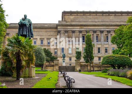 Statue von Canon Major Thomas Lester, von George Frampton, St. John's Garden St. George's Hall, Liverpool Park, England, Großbritannien Stockfoto