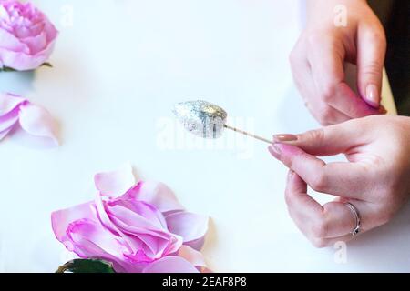 Schritt-für-Schritt Masterclass Workshop, Bastelführer, Draufsicht auf die Herstellung von Haarschmuck mit künstlichen Rosenblumen aus Schaum, EVA schwammiges Material, Schaum Stockfoto