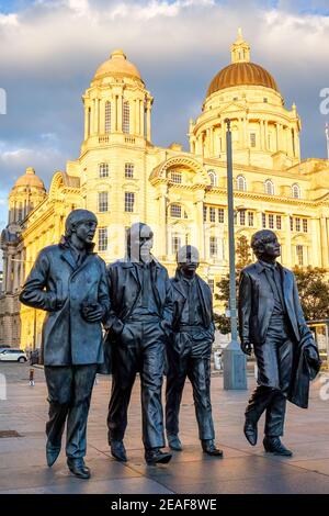 Die Beatles-Statue mit Blick auf das Port of Liverpool Building, Pier Head Stockfoto