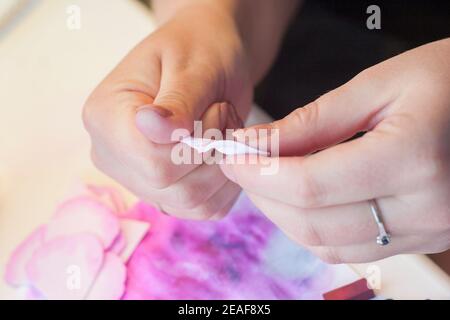 Schritt-für-Schritt Masterclass Workshop, Bastelführer, Draufsicht auf die Herstellung von Haarschmuck mit künstlichen Rosenblumen aus Schaum, EVA schwammiges Material, Schaum Stockfoto