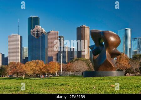 Große Spindelskulptur von Henry Moore, Buffalo Bayou Park, Allen Parkway, mit Downtown Skyline in der Ferne, Houston, Texas, USA Stockfoto