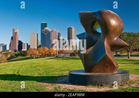 Große Spindelskulptur von Henry Moore, Buffalo Bayou Park, Allen Parkway, mit Downtown Skyline in der Ferne, Houston, Texas, USA Stockfoto