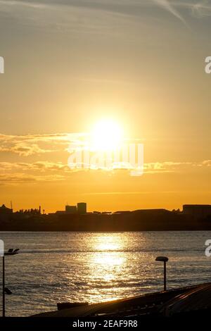 Sonnenuntergang am Pier Head, Liverpool Waterfront Stockfoto