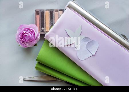 Schritt-für-Schritt Masterclass Workshop, Bastelführer, Draufsicht auf die Herstellung von Haarschmuck mit künstlichen Rosenblumen aus Schaum, EVA schwammiges Material, Schaum Stockfoto
