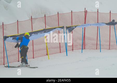 Cortina (BL, Italien. Februar 2021, 9th. Cortina (BL), Italien, Vertigine, 09. Februar 2021, die Techniker entfernen die Türfahnen von der Strecke, nachdem das Rennen während der FIS Alpine World SKI Championships 2021 abgesagt wurde - Super Giant - Männer - Alpine Ski Race Credit: Franco Debernardi/LPS/ZUMA Wire/Alamy Live News Stockfoto