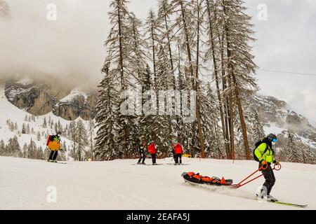 Cortina (BL, Italien. Februar 2021, 9th. Cortina (BL), Italien, Vertigine, 09. Februar 2021, Letzte Maßnahmen, um die Rennstrecke zu löschen, bevor das Rennen während 2021 abgesagt wird FIS Alpine World SKI Championships - Super Giant - Männer - Alpine Ski Race Credit: Franco Debernardi/LPS/ZUMA Wire/Alamy Live News Stockfoto