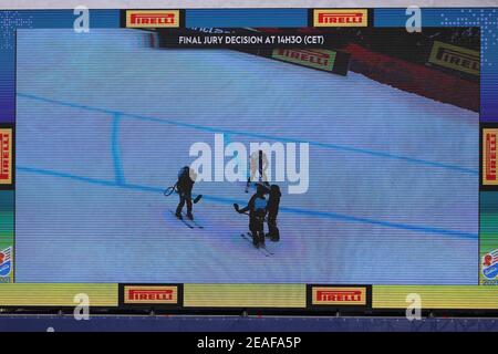 Cortina (BL, Italien. Februar 2021, 9th. Cortina (BL), Italien, Vertigine, 09. Februar 2021, Monitor zeigt Techniker, die die blauen Streifen auf der Strecke malen, bevor das Rennen während der FIS Alpine World SKI Championships 2021 abgesagt wird - Super Giant - Männer - Alpine Ski Race Credit: Luca Tedeschi/LPS/ZUMA Wire/Alamy Live News Stockfoto