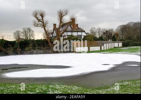 Dorney, Buckinghamshire, Großbritannien. 9th. Februar 2021. Nach den jüngsten Überschwemmungen aufgrund des hohen Grundwasserspiegels sind Seen im Dorney Common entstanden. Diese sind nun zugefroren und wurden heute Nachmittag von einem leichten Schneegestäuber bedeckt. Die Temperaturen später in dieser Woche werden voraussichtlich die kältesten seit 10 Jahren sein. Quelle: Maureen McLean/Alamy Live News Stockfoto