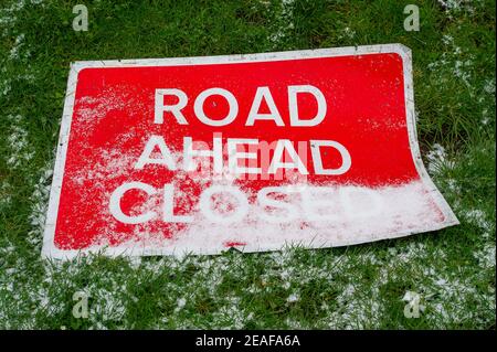 Dorney, Buckinghamshire, Großbritannien. 9th. Februar 2021. Schnee setzt sich auf einem Straßenschild voraus geschlossen. Nach den jüngsten Überschwemmungen aufgrund des hohen Grundwasserspiegels sind Seen im Dorney Common entstanden. Diese sind nun zugefroren und wurden heute Nachmittag von einem leichten Schneegestäuber bedeckt. Die Temperaturen später in dieser Woche werden voraussichtlich die kältesten seit 10 Jahren sein. Quelle: Maureen McLean/Alamy Live News Stockfoto