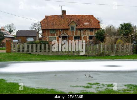 Dorney, Buckinghamshire, Großbritannien. 9th. Februar 2021. Nach den jüngsten Überschwemmungen aufgrund des hohen Grundwasserspiegels sind Seen im Dorney Common entstanden. Diese sind nun zugefroren und wurden heute Nachmittag von einem leichten Schneegestäuber bedeckt. Die Temperaturen später in dieser Woche werden voraussichtlich die kältesten seit 10 Jahren sein. Quelle: Maureen McLean/Alamy Live News Stockfoto