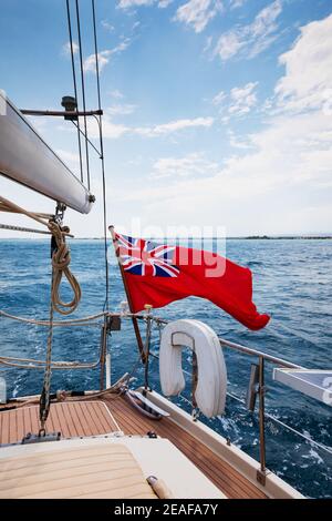 Britische Rote Flagge am Heck der Segelyacht 'Crusader' aus Larnaca Marina, Zypern. Juni 2019 Stockfoto