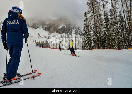 Cortina (BL, Italien. Februar 2021, 9th. Cortina (BL), Italien, Vertigine, 09. Februar 2021, Letzte Maßnahmen, um die Rennstrecke zu löschen, bevor das Rennen während 2021 abgesagt wird FIS Alpine World SKI Championships - Super Giant - Männer - Alpine Ski Race Credit: Franco Debernardi/LPS/ZUMA Wire/Alamy Live News Stockfoto