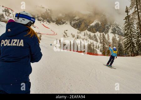 Cortina (BL, Italien. Februar 2021, 9th. Cortina (BL), Italien, Vertigine, 09. Februar 2021, Letzte Maßnahmen, um die Rennstrecke zu löschen, bevor das Rennen während 2021 abgesagt wird FIS Alpine World SKI Championships - Super Giant - Männer - Alpine Ski Race Credit: Franco Debernardi/LPS/ZUMA Wire/Alamy Live News Stockfoto