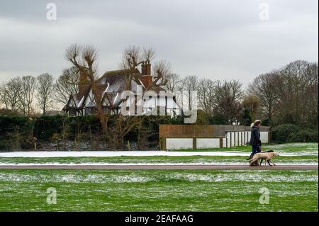 Dorney, Buckinghamshire, Großbritannien. 9th. Februar 2021. Nach den jüngsten Überschwemmungen aufgrund des hohen Grundwasserspiegels sind Seen im Dorney Common entstanden. Diese sind nun zugefroren und wurden heute Nachmittag von einem leichten Schneegestäuber bedeckt. Die Temperaturen später in dieser Woche werden voraussichtlich die kältesten seit 10 Jahren sein. Quelle: Maureen McLean/Alamy Live News Stockfoto