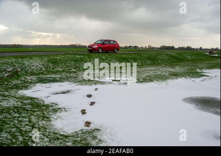 Dorney, Buckinghamshire, Großbritannien. 9th. Februar 2021. Nach den jüngsten Überschwemmungen aufgrund des hohen Grundwasserspiegels sind Seen im Dorney Common entstanden. Diese sind nun zugefroren und wurden heute Nachmittag von einem leichten Schneegestäuber bedeckt. Die Temperaturen später in dieser Woche werden voraussichtlich die kältesten seit 10 Jahren sein. Quelle: Maureen McLean/Alamy Live News Stockfoto