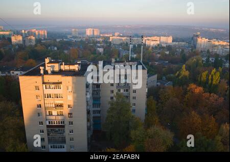 Belgorod Blick auf die Stadt bei Sonnenaufgang am Morgen. Luftbild Stadtansicht des Wohnviertels mit mehrstöckigen Wohnhäusern. Belgorod, Russland Stockfoto