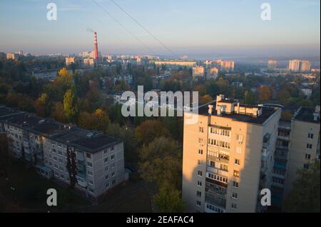 Belgorod Blick auf die Stadt bei Sonnenaufgang am Morgen. Luftbild Stadtansicht des Wohnviertels mit mehrstöckigen Wohnhäusern. Belgorod, Russland Stockfoto