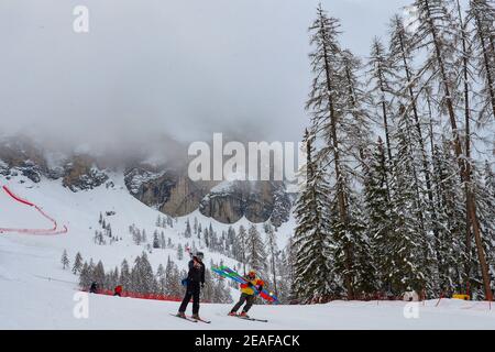 Cortina (BL, Italien. Februar 2021, 9th. Cortina (BL), Italien, Vertigine, 09. Februar 2021, Letzte Maßnahmen, um die Rennstrecke zu löschen, bevor das Rennen während 2021 abgesagt wird FIS Alpine World SKI Championships - Super Giant - Männer - Alpine Ski Race Credit: Franco Debernardi/LPS/ZUMA Wire/Alamy Live News Stockfoto