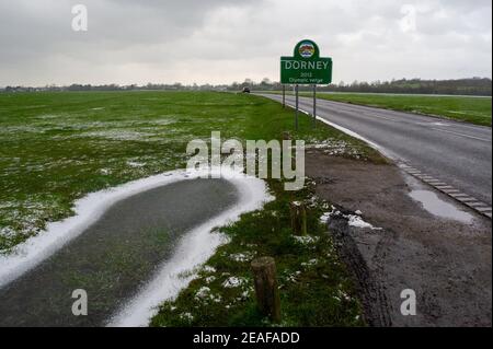 Dorney, Buckinghamshire, Großbritannien. 9th. Februar 2021. Nach den jüngsten Überschwemmungen aufgrund des hohen Grundwasserspiegels sind Seen im Dorney Common entstanden. Diese sind nun zugefroren und wurden heute Nachmittag von einem leichten Schneegestäuber bedeckt. Die Temperaturen später in dieser Woche werden voraussichtlich die kältesten seit 10 Jahren sein. Quelle: Maureen McLean/Alamy Live News Stockfoto