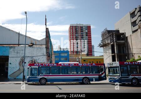 Buenos Aires, Argentinien - Januar, 2020: Busse im Viertel La Boca an der Endhaltestelle der Route 152 von Olivos nach La Boca Stockfoto