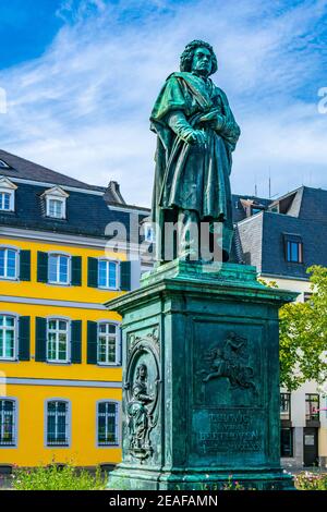 Statue von Ludwig van Beethoven auf dem Münsterplatz im Zentrum von Bonn Stockfoto