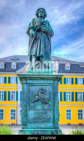 Statue von Ludwig van Beethoven auf dem Münsterplatz im Zentrum von Bonn Stockfoto