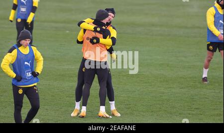 Stadt Dortmund, Deutschland. 09th Feb, 2021. firo: 09,02.2021, Fußball, 1st Bundesliga, Saison 2020/2021, BVB, Borussia Dortmund, Training, Erling Haaland umarmt Julian Brandt Quelle: dpa/Alamy Live News Stockfoto