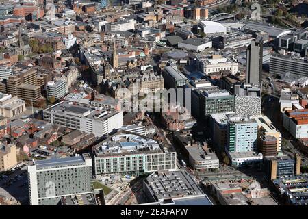 Luftaufnahme des Stadtzentrums von Sheffield mit Blick nach Nordosten Pinstone Street (von wo aus es überquert Furnival Gate) Richtung Peace Gardens & Town Hall Stockfoto