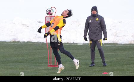 Stadt Dortmund, Deutschland. 09th Feb, 2021. firo: 09,02.2021, Fußball, 1st Bundesliga, Saison 2020/2021, BVB, Borussia Dortmund, Training, Mats Hummels beobachtet von Trainer Edin Terzic Quelle: dpa/Alamy Live News Stockfoto