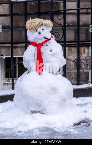 Edinburgh, Großbritannien. 09. Februar 2021 im Bild: Ein Schneemann, der wie der Ex-US-Präsident Donald Trump aussieht, erscheint auf der Straße in Edinburghs New Town. Kredit: Rich Dyson/Alamy Live Nachrichten Stockfoto