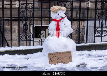 Edinburgh, Großbritannien. 09. Februar 2021 im Bild: Ein Schneemann, der wie der Ex-US-Präsident Donald Trump aussieht, erscheint auf der Straße in Edinburghs New Town. Kredit: Rich Dyson/Alamy Live Nachrichten Stockfoto