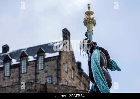 Edinburgh, Großbritannien. 09. Februar 2021 im Bild: Der Ross Fountain in Edinburghs Princes Street Gardens friert ein, während das winterliche Wetter Schottlands Hauptstadt trifft. Kredit: Rich Dyson/Alamy Live Nachrichten Stockfoto