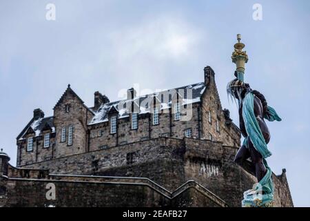 Edinburgh, Großbritannien. 09. Februar 2021 im Bild: Der Ross Fountain in Edinburghs Princes Street Gardens friert ein, während das winterliche Wetter Schottlands Hauptstadt trifft. Kredit: Rich Dyson/Alamy Live Nachrichten Stockfoto