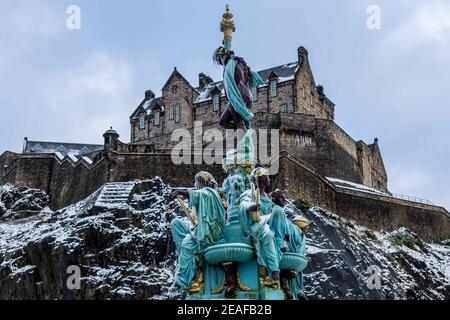 Edinburgh, Großbritannien. 09. Februar 2021 im Bild: Der Ross Fountain in Edinburghs Princes Street Gardens friert ein, während das winterliche Wetter Schottlands Hauptstadt trifft. Kredit: Rich Dyson/Alamy Live Nachrichten Stockfoto