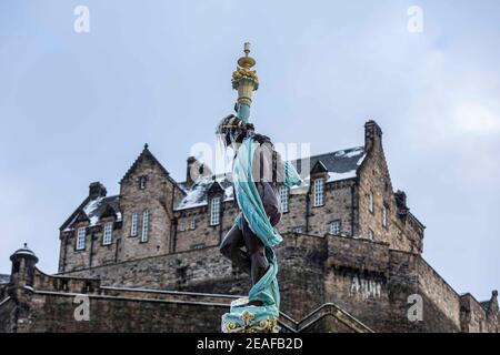 Edinburgh, Großbritannien. 09. Februar 2021 im Bild: Der Ross Fountain in Edinburghs Princes Street Gardens friert ein, während das winterliche Wetter Schottlands Hauptstadt trifft. Kredit: Rich Dyson/Alamy Live Nachrichten Stockfoto