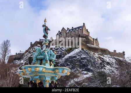 Edinburgh, Großbritannien. 09. Februar 2021 im Bild: Der Ross Fountain in Edinburghs Princes Street Gardens friert ein, während das winterliche Wetter Schottlands Hauptstadt trifft. Kredit: Rich Dyson/Alamy Live Nachrichten Stockfoto