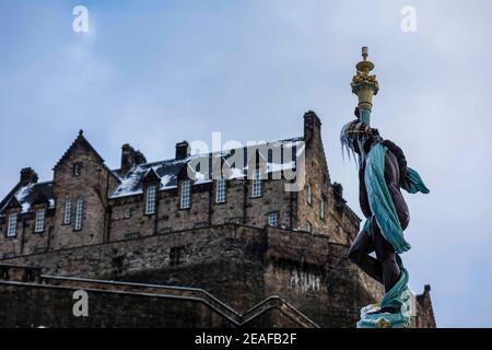 Edinburgh, Großbritannien. 09. Februar 2021 im Bild: Der Ross Fountain in Edinburghs Princes Street Gardens friert ein, während das winterliche Wetter Schottlands Hauptstadt trifft. Kredit: Rich Dyson/Alamy Live Nachrichten Stockfoto