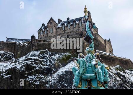 Edinburgh, Großbritannien. 09. Februar 2021 im Bild: Der Ross Fountain in Edinburghs Princes Street Gardens friert ein, während das winterliche Wetter Schottlands Hauptstadt trifft. Kredit: Rich Dyson/Alamy Live Nachrichten Stockfoto