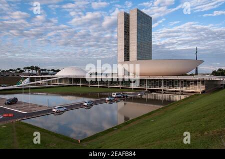 BRASILIA, BRASILIEN - 3. JUNI 2015: Brasilianischer Nationalkongress. Das Gebäude wurde von Oscar Niemeyer im modernen brasilianischen Stil entworfen. Stockfoto