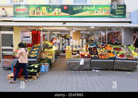 HERNE, DEUTSCHLAND - 17. SEPTEMBER 2020: Türkischer und arabischer Fachgeschäft für ethnische Lebensmittel in der Innenstadt von Herne, Deutschland. Stockfoto